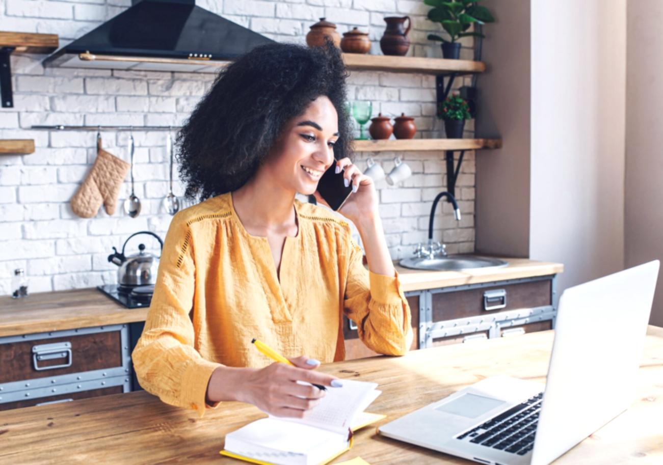 Equipo profesional trabajando en análisis estadístico de datos empresariales