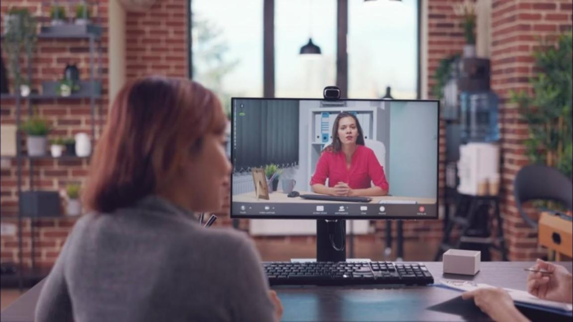 Reunión estratégica con cliente para análisis financiero